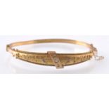 A HALLMARKED EDWARDIAN 9CT GOLD & DIAMOND FILIGREE HINGED BANGLE