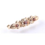 9CT GOLD GARNET 3 STONE LADIES BAR BROOCH