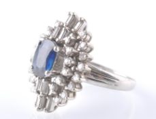 AN ART DECO STYLE 18CT GOLD SAPPHIRE & DIAMOND CLUSTER RING
