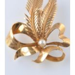 AN 18CT GOLD AND PEARL BROOCH PIN