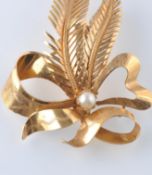 AN 18CT GOLD AND PEARL BROOCH PIN