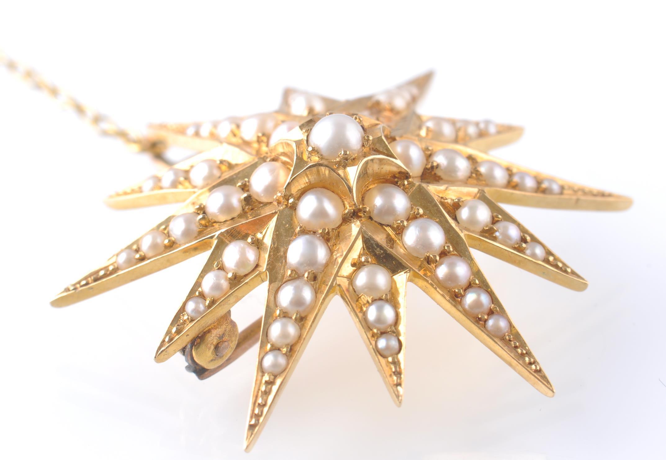 A 20TH CENTURY 18CT GOLD AND HALF PEARL PENDANT BROOCH PIN - Image 3 of 7