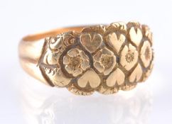 AN EDWARDIAN HALLMARKED 18CT GOLD DOMED BAND RING