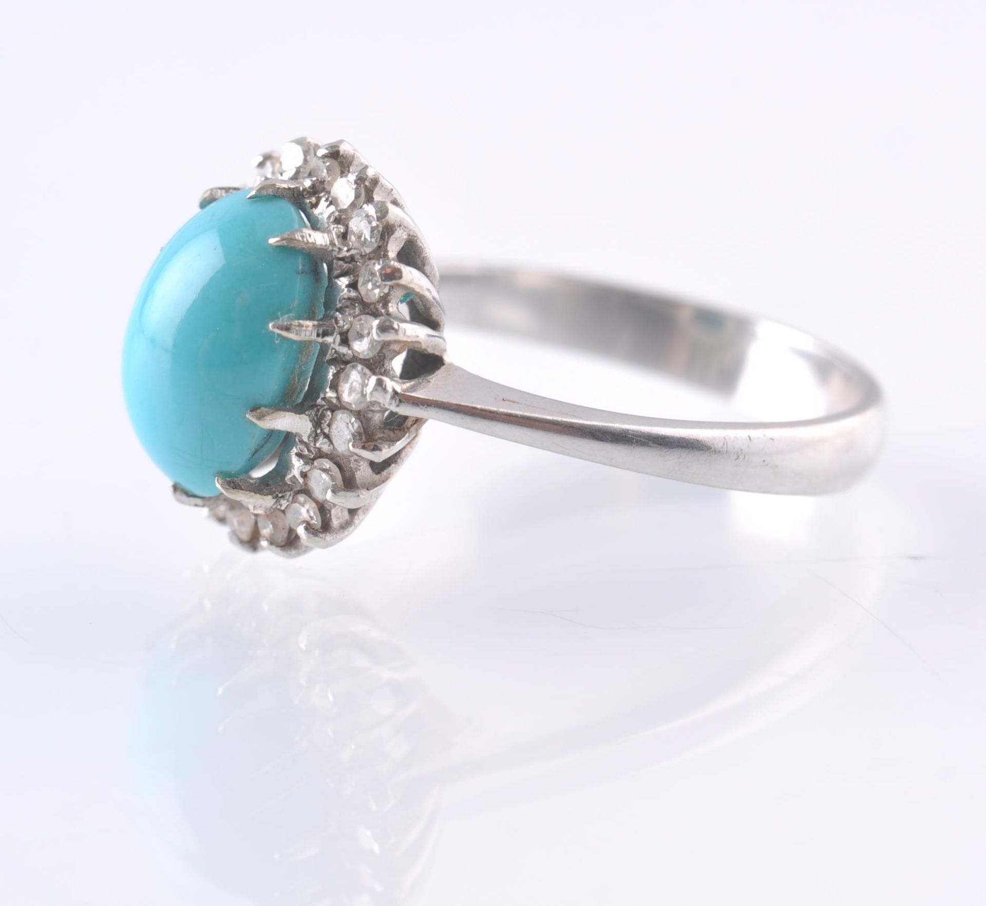 AN 18CT WHITE GOLD TURQUOISE AND DIAMOND OVAL CLUSTER RING - Image 2 of 4