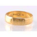 A HALLMARKED 22CT GOLD BAND RING
