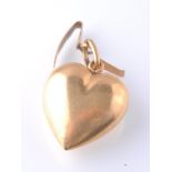 AN EARLY 20TH CENTURY 18CT GOLD PENDANT IN THE FORM OF A HEART