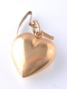 AN EARLY 20TH CENTURY 18CT GOLD PENDANT IN THE FORM OF A HEART