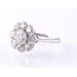 AN EARLY 20TH CENTURY PLATINUM AND DIAMOND CLUSTER RING