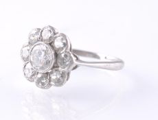 AN EARLY 20TH CENTURY PLATINUM AND DIAMOND CLUSTER RING