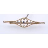 AN EARLY 20TH CENTURY EDWARDIAN 18CT GOLD BROOCH OF OPENWORK DESIGN