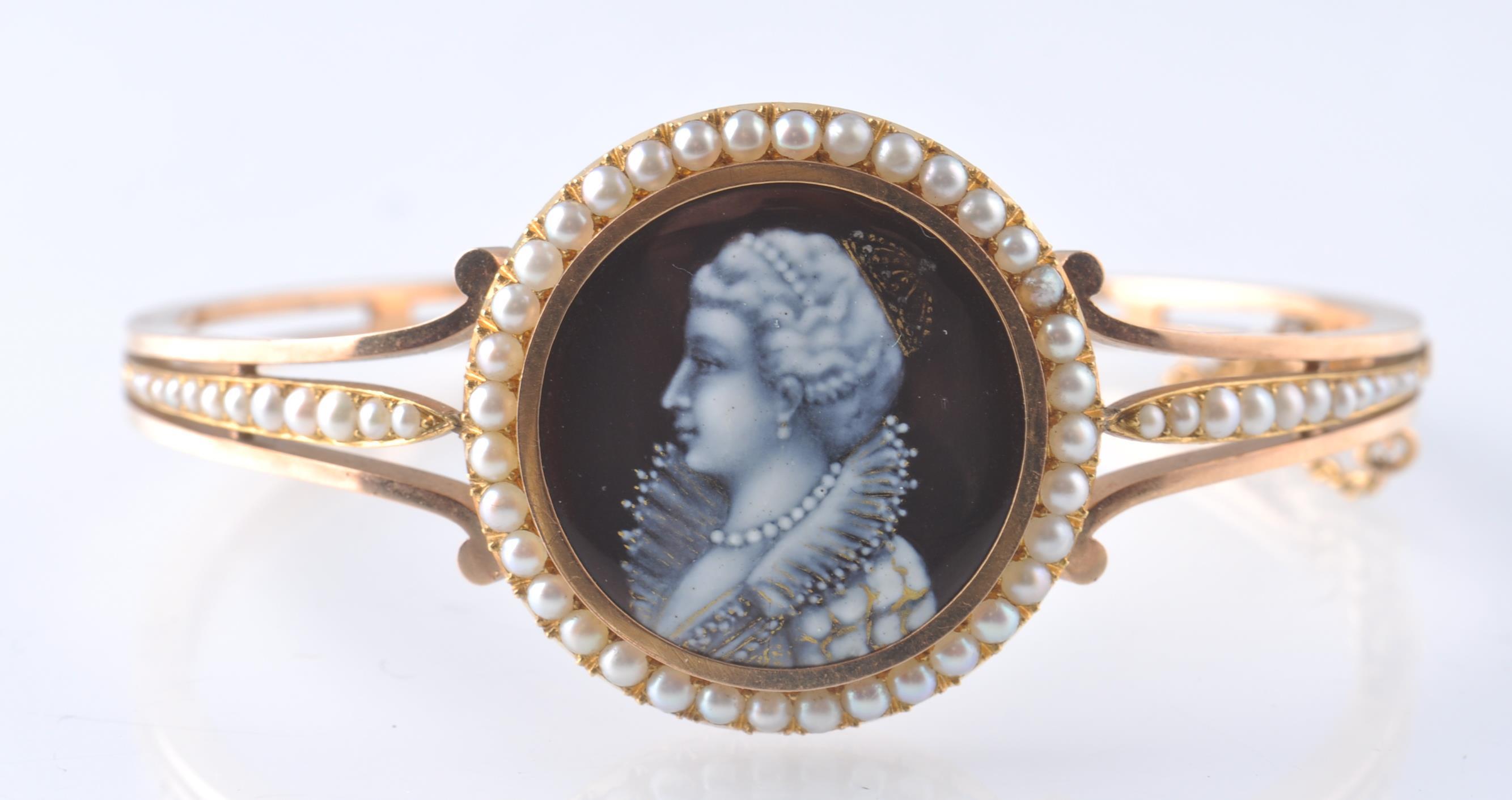 AN ANTIQUE GOLD & SEED PEARL HINGED BANGLE