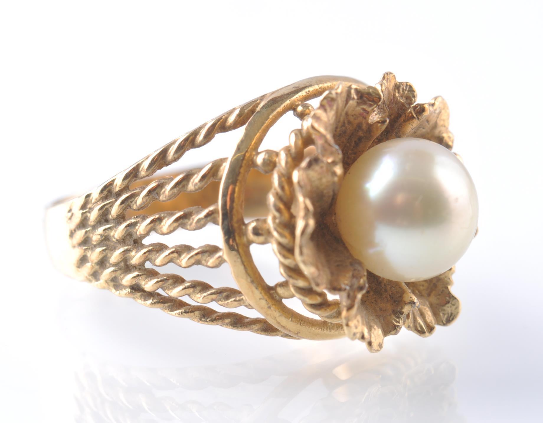 A 14CT GOLD AND PEARL RING