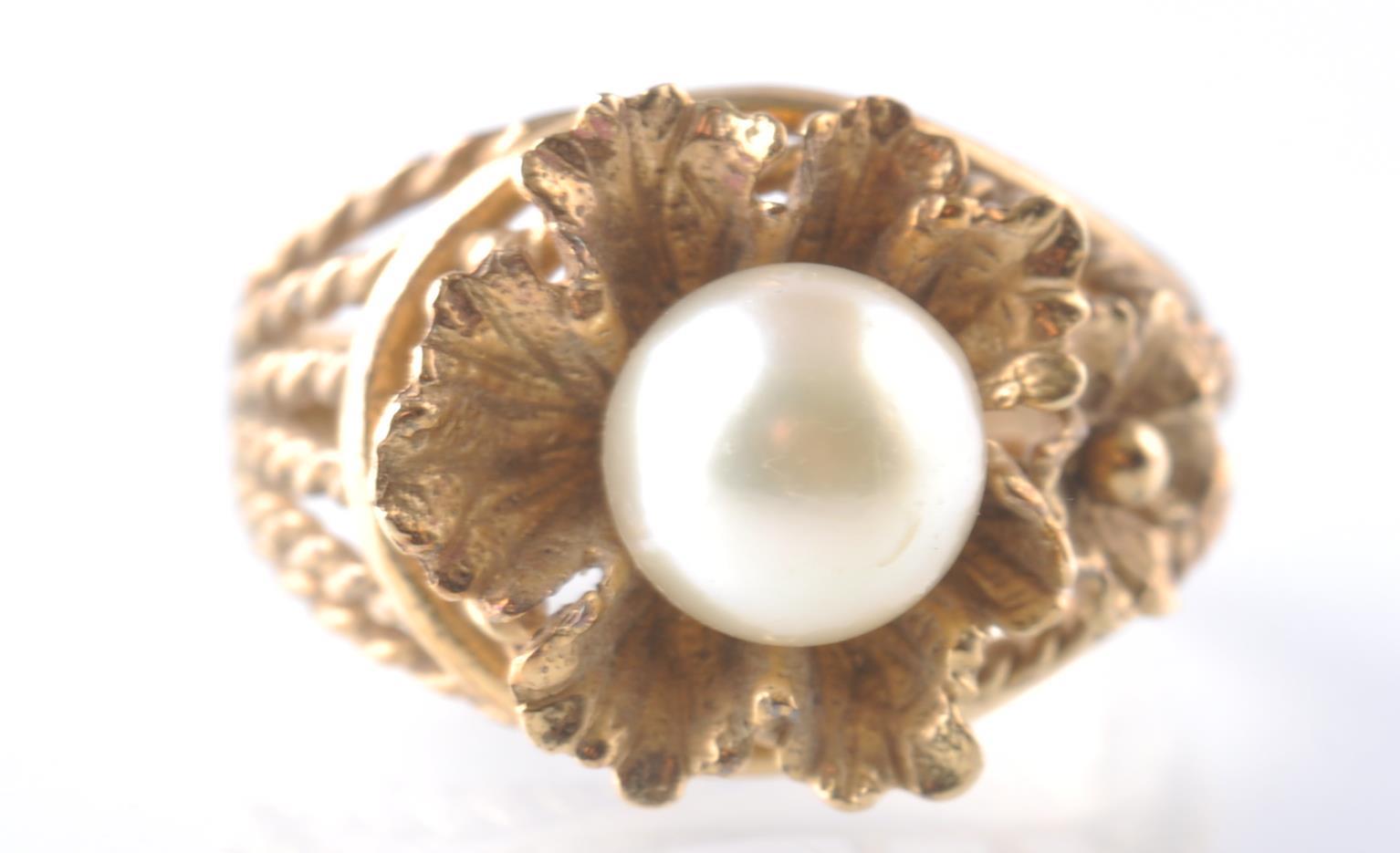 A 14CT GOLD AND PEARL RING - Image 2 of 5