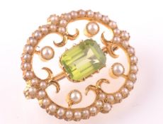 A LATE 19TH CENTURY 15CT GOLD BELLE EPOQUE PEARL AND PERIDOT BROOCH PIN
