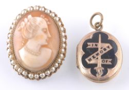 VICTORIAN 9CT GOLD ' IN MEMORY OF ' OVAL LOCKET