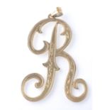 AN OVERSIZED 14CT GOLD PENDANT IN THE FORM OF THE LETTER R