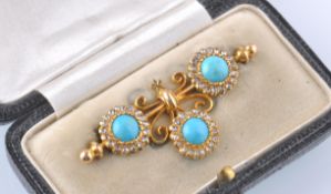 AN ANTIQUE CASED 18CT GOLD TURQUOISE DIAMOND TREFOIL BROOCH PIN