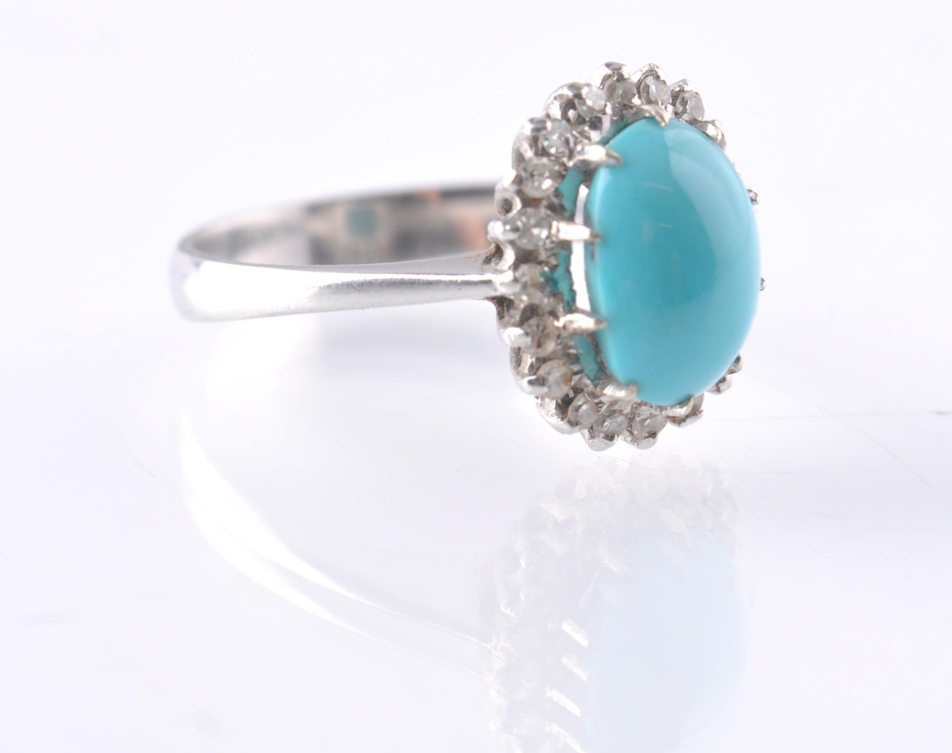 AN 18CT WHITE GOLD TURQUOISE AND DIAMOND OVAL CLUSTER RING - Image 3 of 4