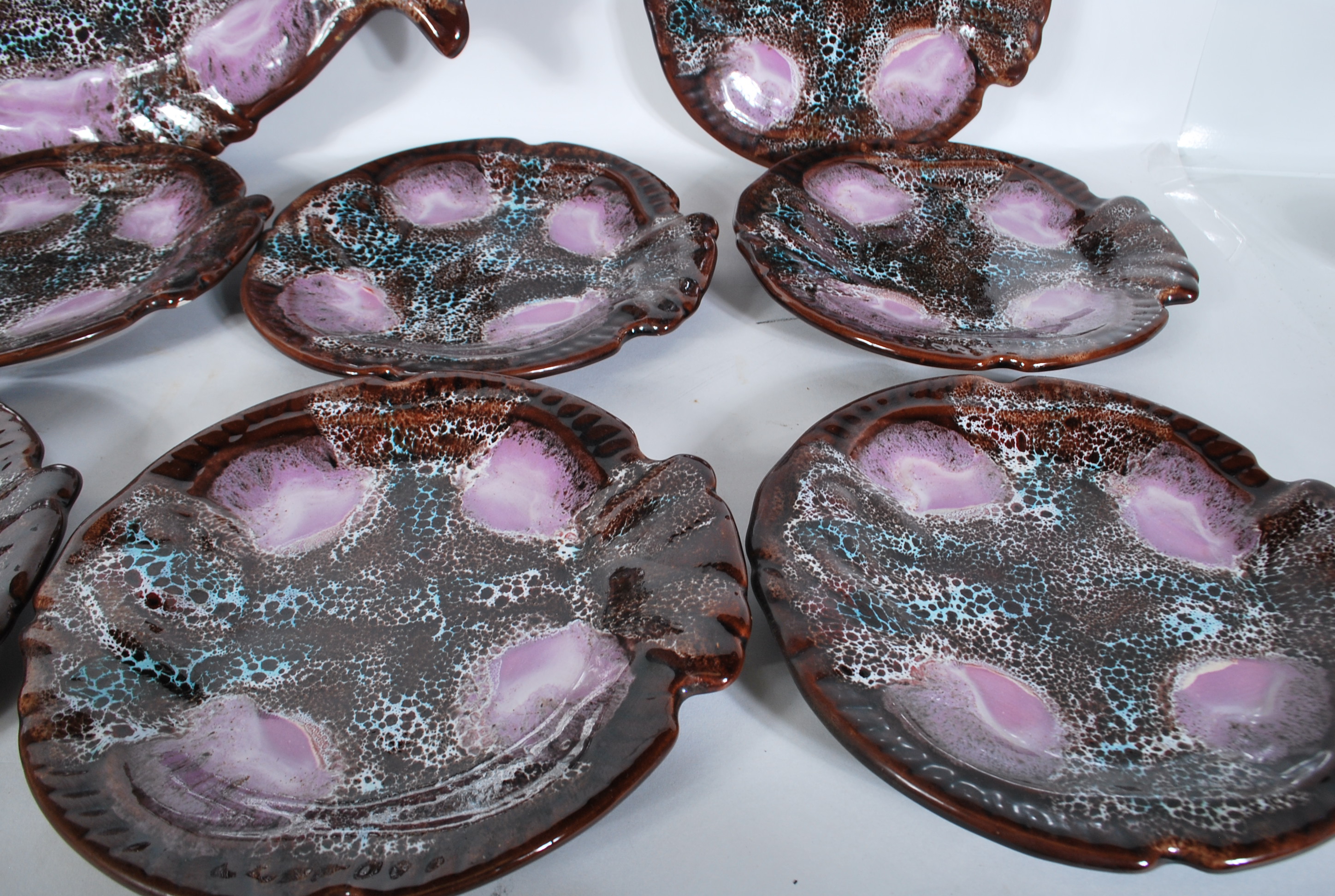 A set of twelve retro 20th Century pottery French oyster plates in the form of fish. Each plate - Image 6 of 9