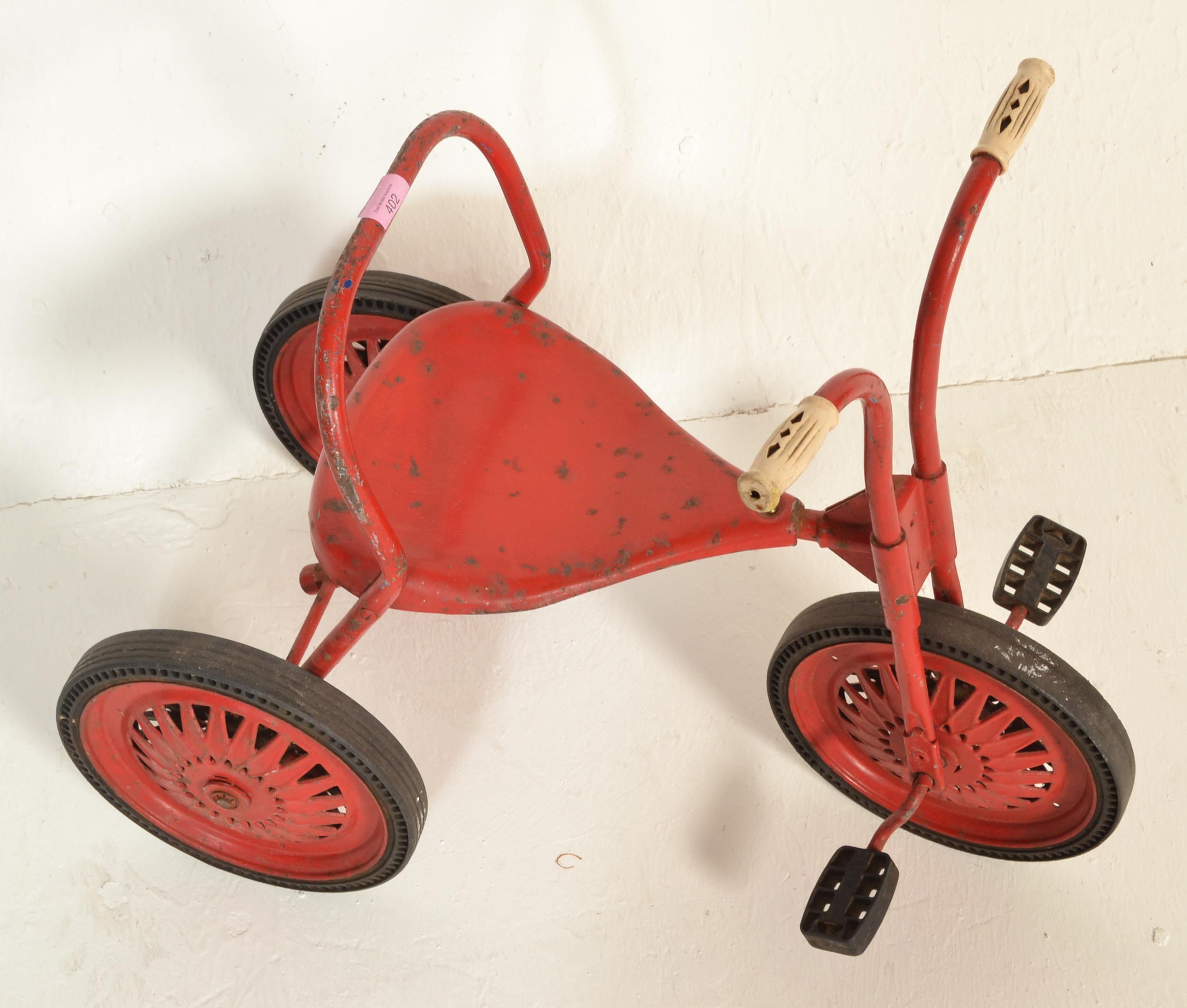 A VINTAGE TRI-ANG RIDE ALONG CHILD'S TRIKE WITH SOLID RUBBER TYRES - Image 2 of 5