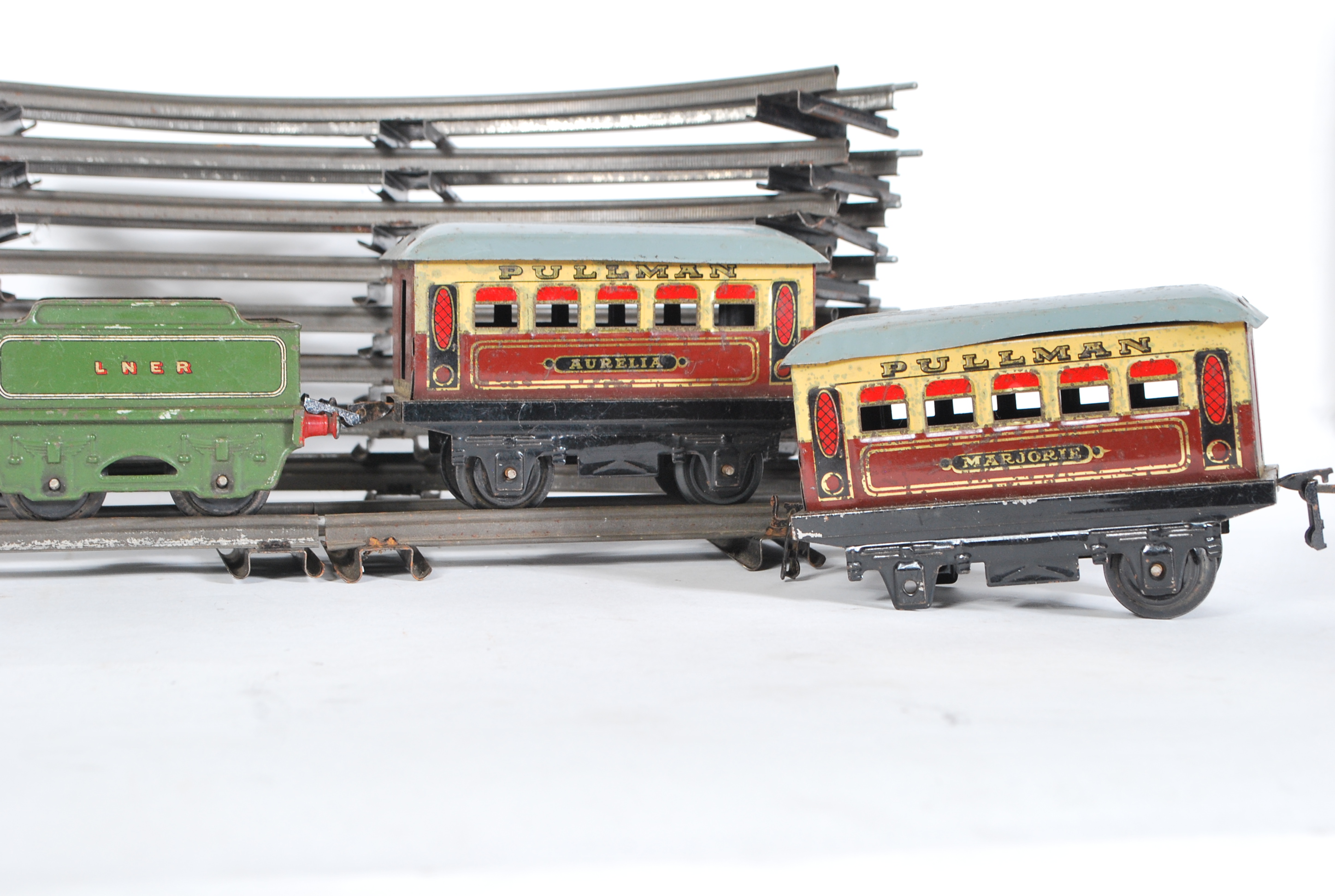 A COLLECTION OF ASSORTED VINTAGE MECCANO HORNBY TINPLATE RAILWAY ITEMS - Image 6 of 9