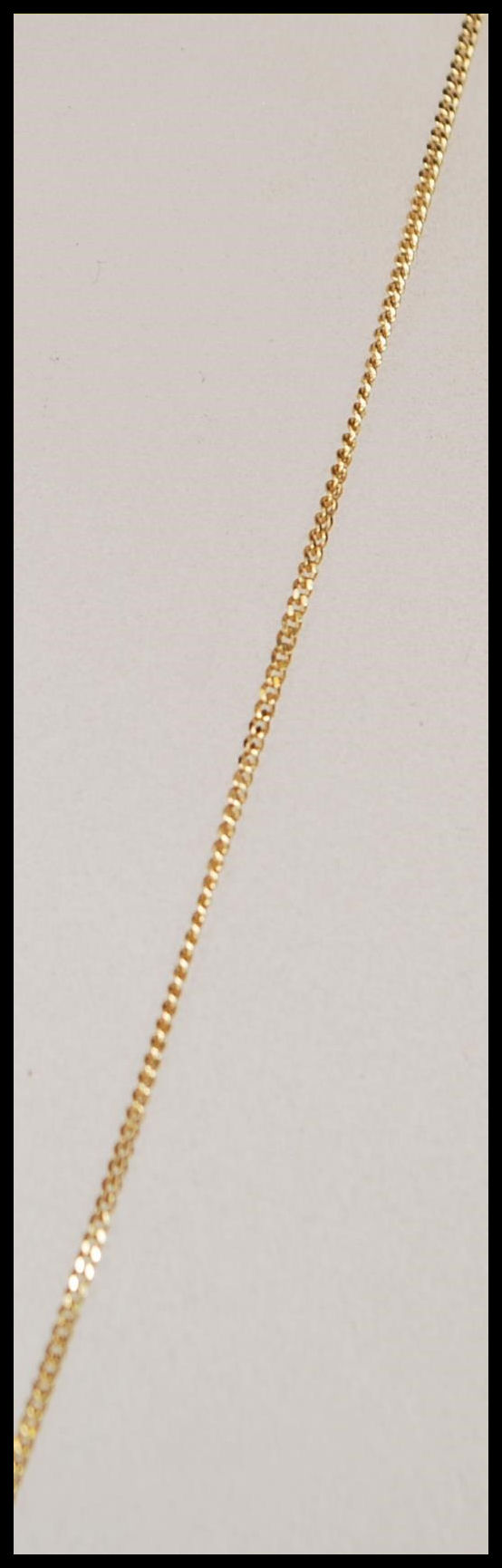 A 9ct gold fine lined ladies necklace chain set wi - Image 5 of 12