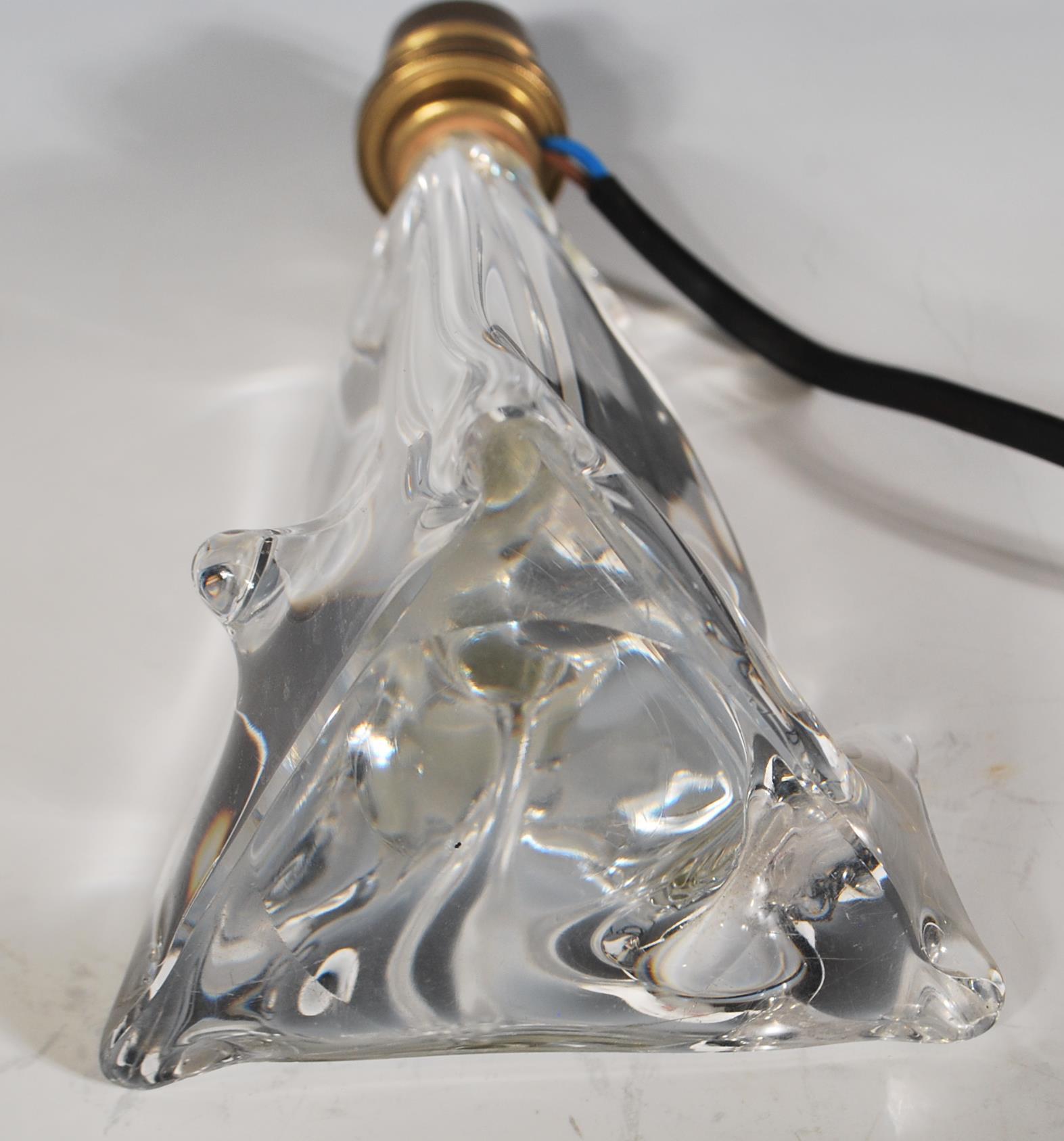 Cristallerie Lorraine France- A 20th Century clear glass table lamp of triangular form having - Image 6 of 6