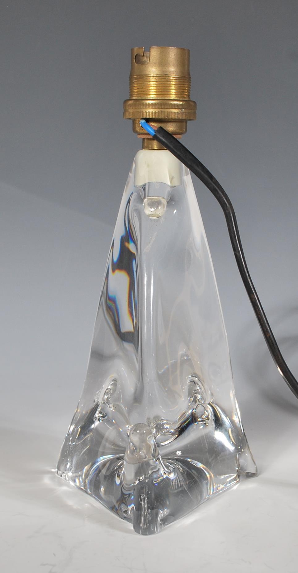 Cristallerie Lorraine France- A 20th Century clear glass table lamp of triangular form having - Image 3 of 6