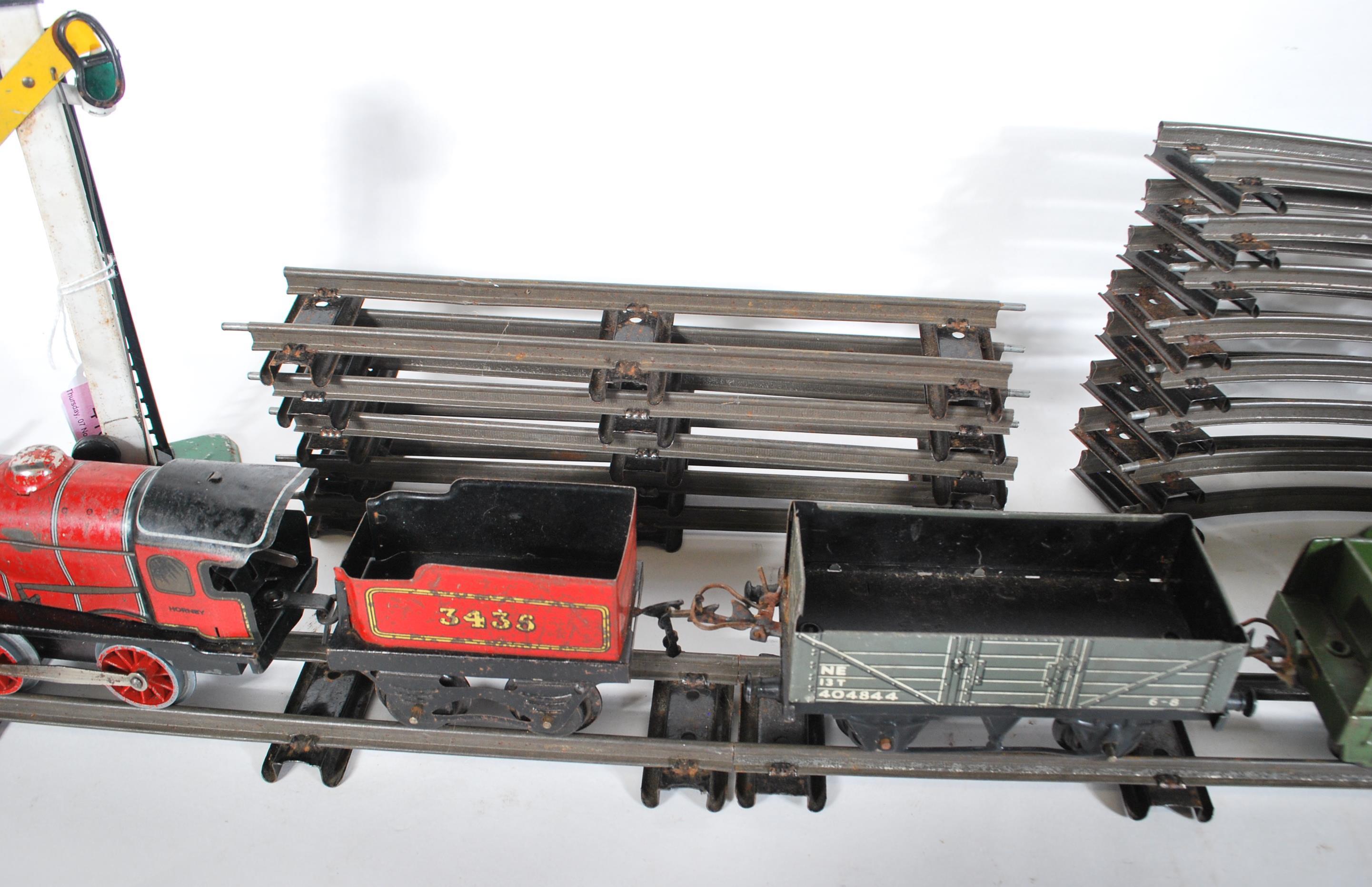 A COLLECTION OF ASSORTED VINTAGE MECCANO HORNBY TINPLATE RAILWAY ITEMS - Image 8 of 9