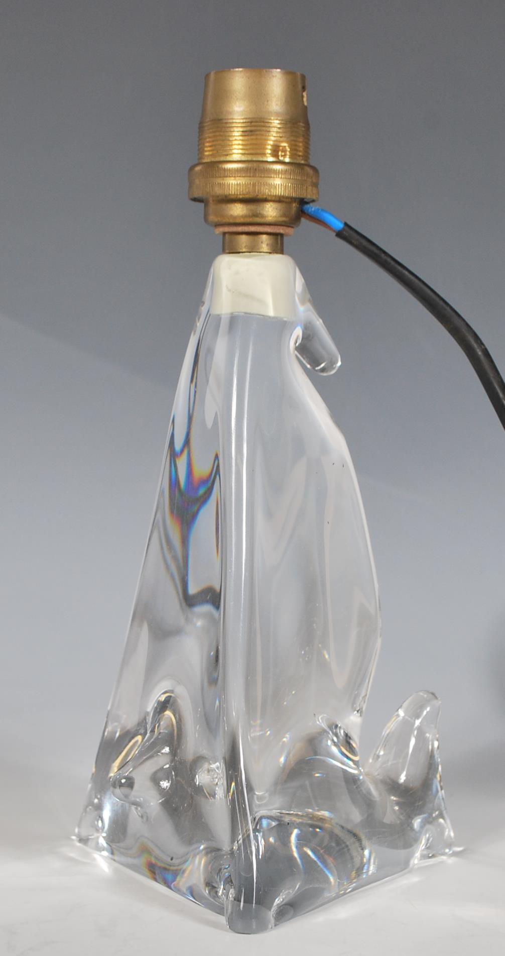 Cristallerie Lorraine France- A 20th Century clear glass table lamp of triangular form having - Image 2 of 6