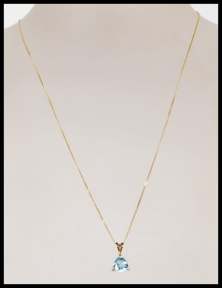 A 9ct gold fine lined ladies necklace chain set wi - Image 8 of 12