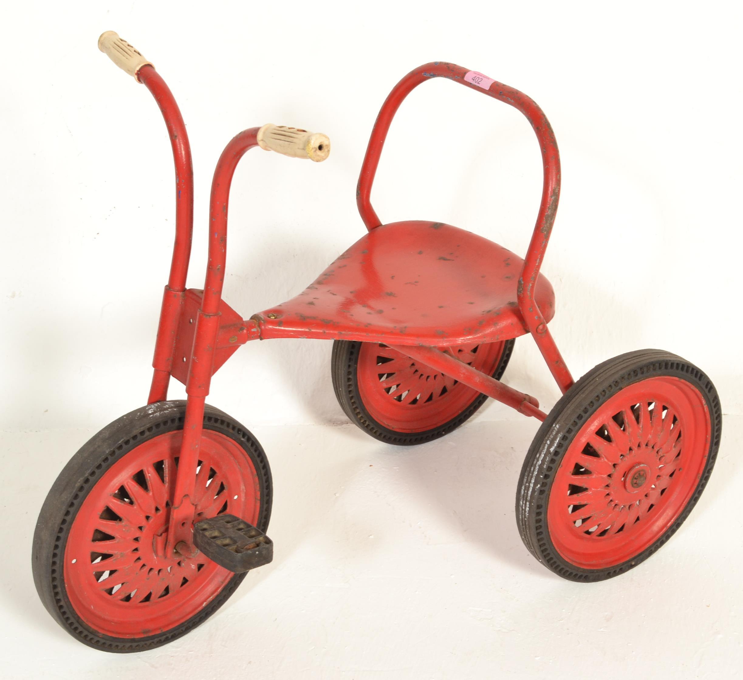 A VINTAGE TRI-ANG RIDE ALONG CHILD'S TRIKE WITH SOLID RUBBER TYRES - Image 4 of 5