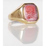 A 9ct gold hallmarked signet ring dating to the 20th Century fitted with a cornelian tablet. Gross