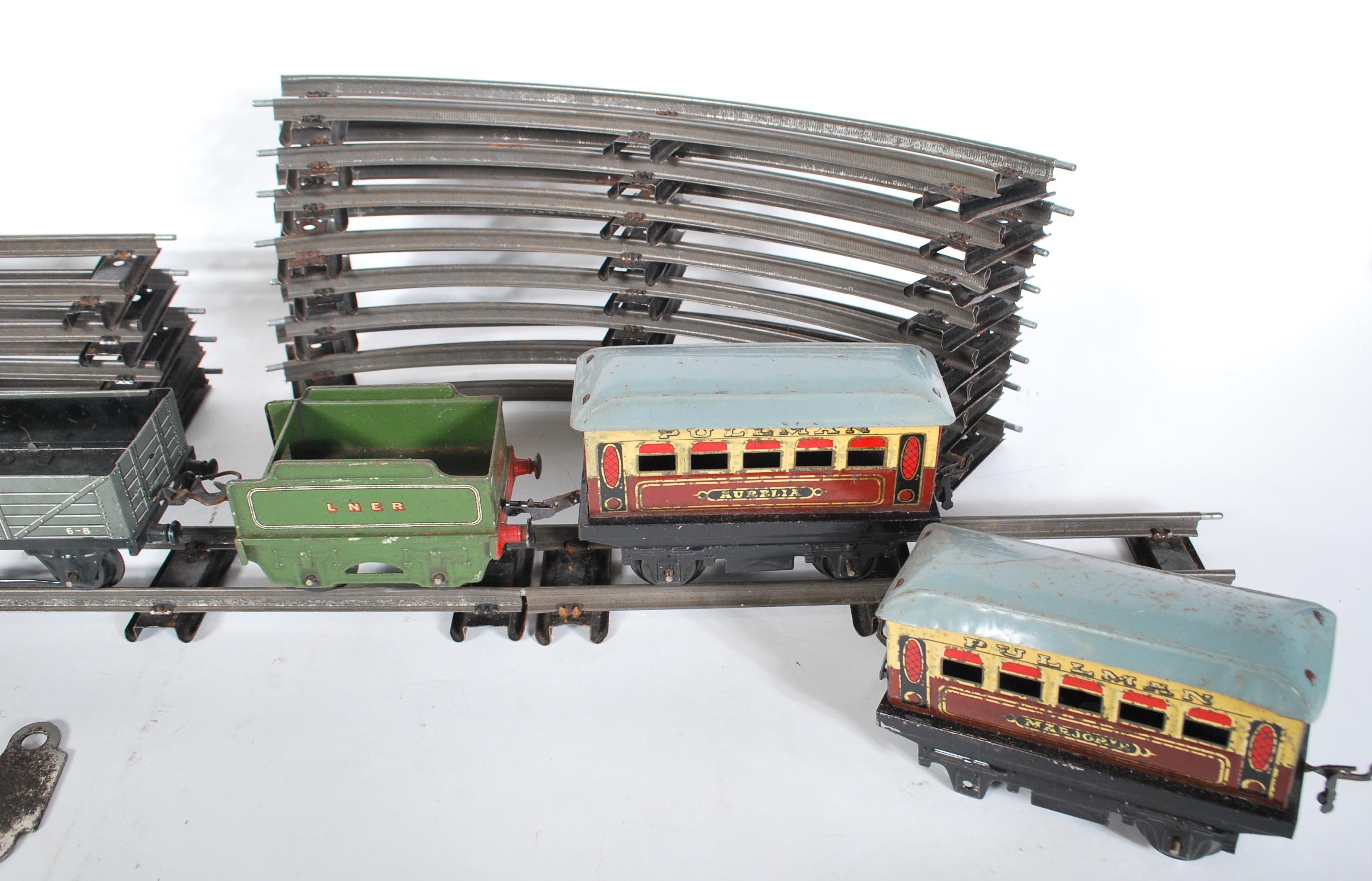 A COLLECTION OF ASSORTED VINTAGE MECCANO HORNBY TINPLATE RAILWAY ITEMS - Image 7 of 9