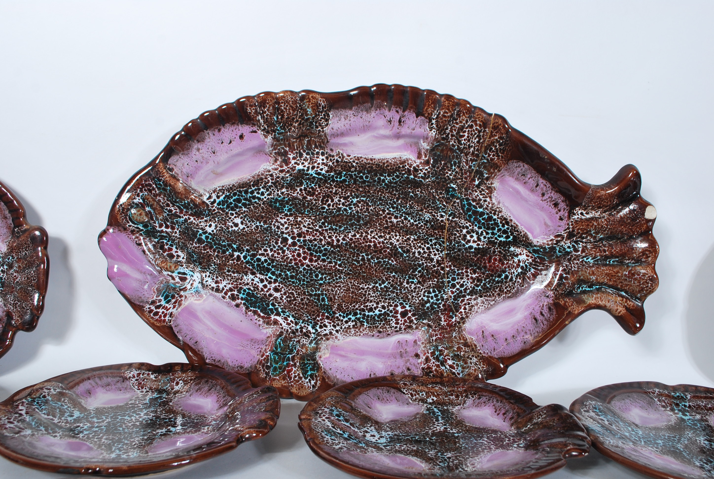 A set of twelve retro 20th Century pottery French oyster plates in the form of fish. Each plate - Image 2 of 9