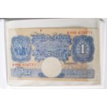 A large collection of Great British one pound Elizabeth II bank notes to include some individuals