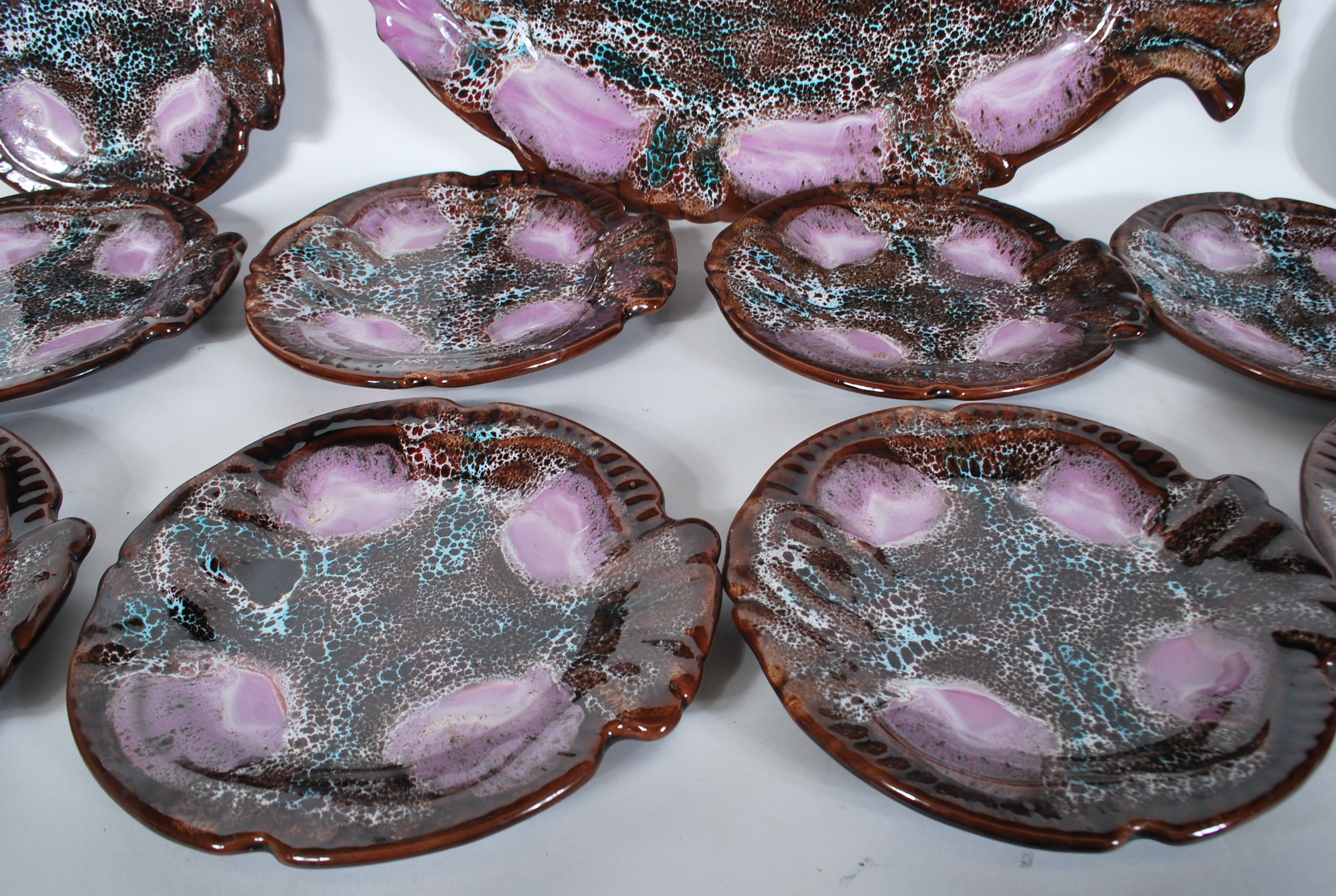 A set of twelve retro 20th Century pottery French oyster plates in the form of fish. Each plate - Image 5 of 9