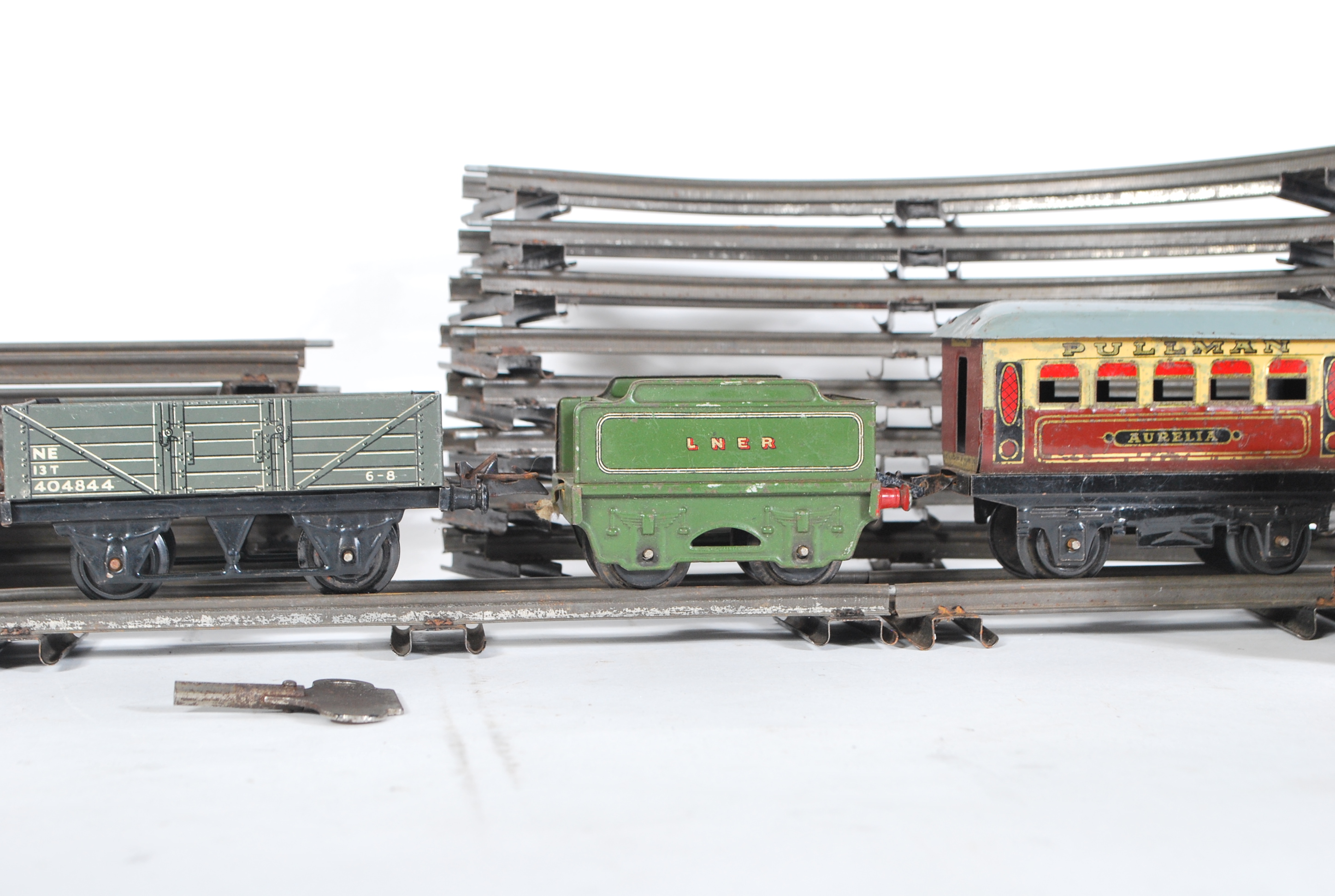 A COLLECTION OF ASSORTED VINTAGE MECCANO HORNBY TINPLATE RAILWAY ITEMS - Image 5 of 9