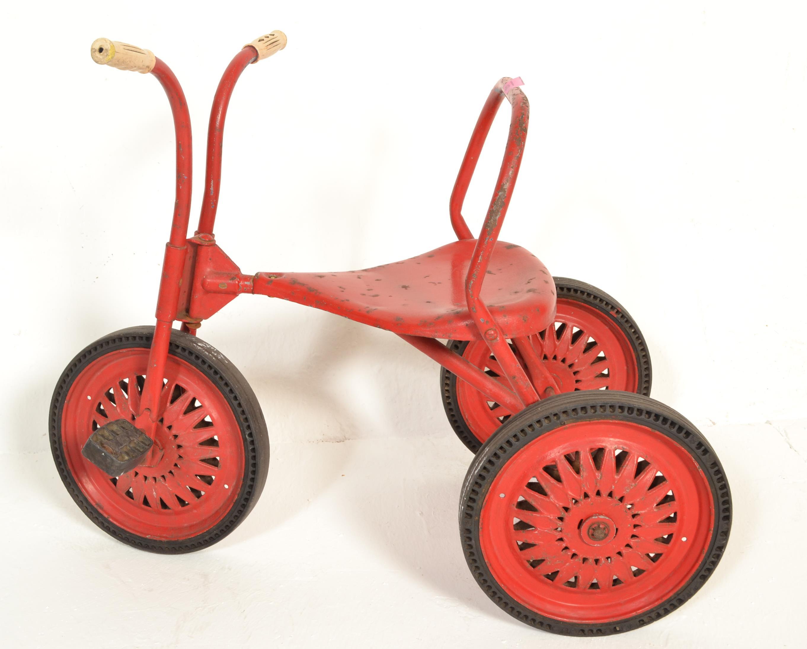 A VINTAGE TRI-ANG RIDE ALONG CHILD'S TRIKE WITH SOLID RUBBER TYRES - Image 5 of 5