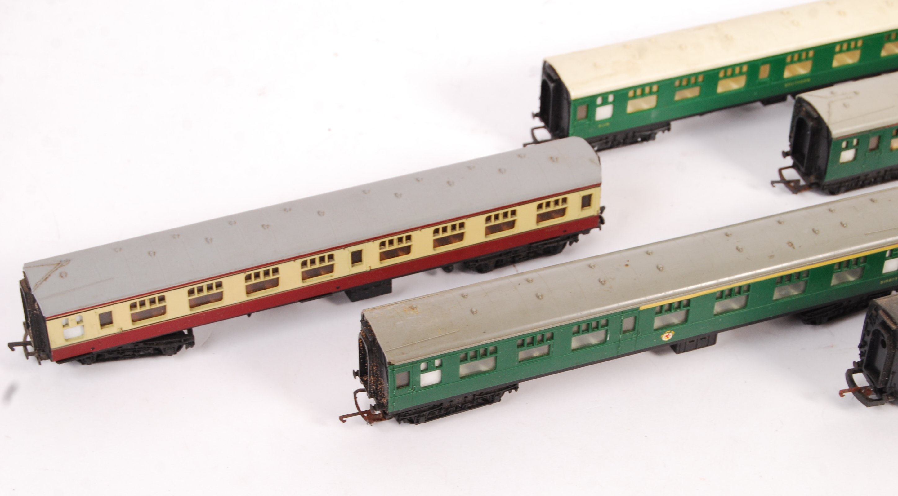 COLLECTION OF ASSORTED 00 GAUGE RAILWAY CARRIAGES - Image 2 of 4