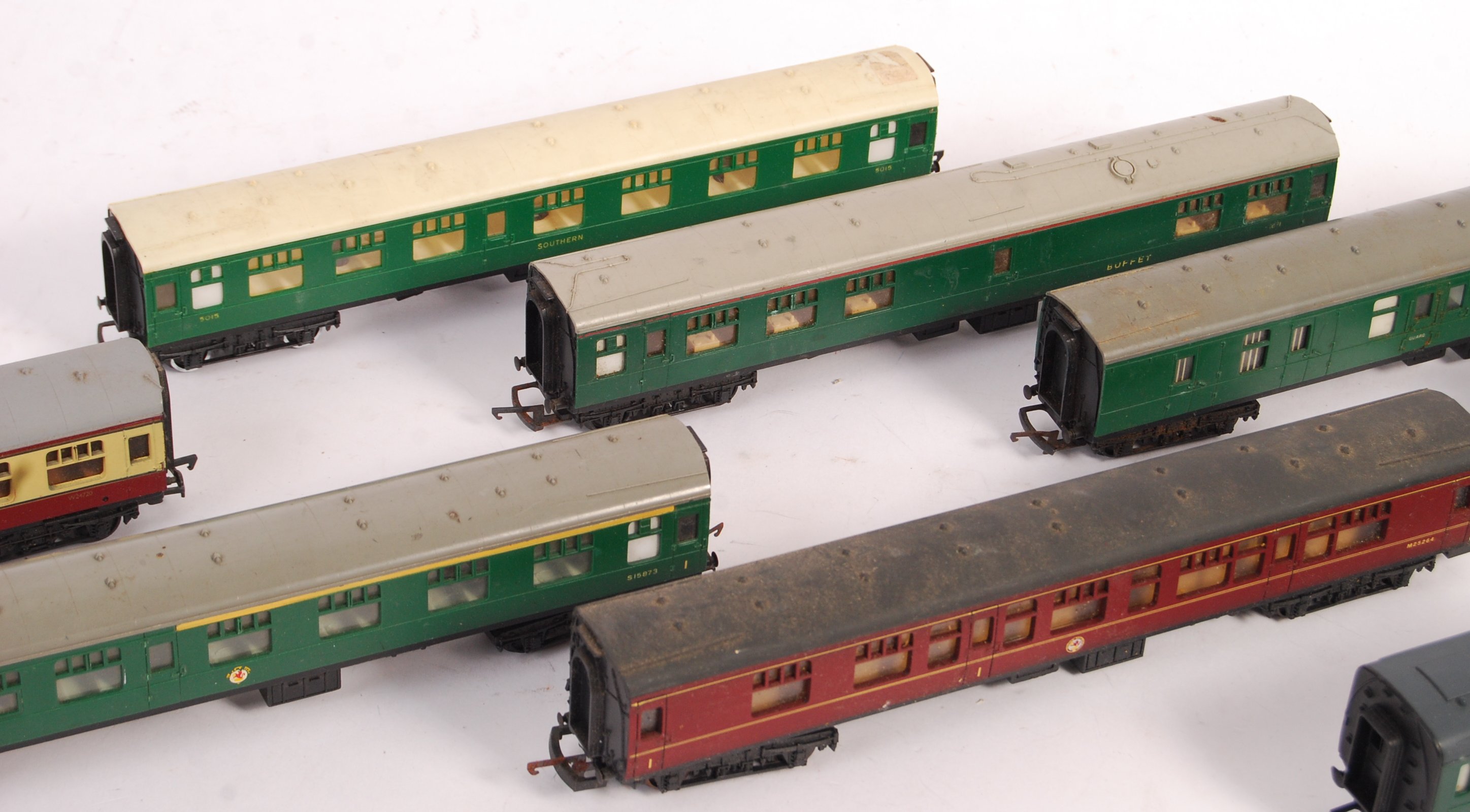 COLLECTION OF ASSORTED 00 GAUGE RAILWAY CARRIAGES - Image 3 of 4