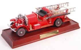FRANKLIN MINT 1/24 SCALE DIECAST FIRE ENGINE IN DISPLAY CASE
