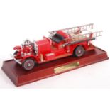 FRANKLIN MINT 1/24 SCALE DIECAST FIRE ENGINE IN DISPLAY CASE