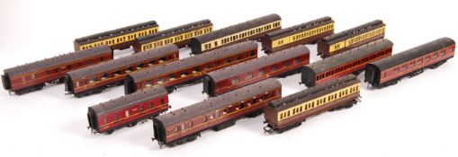 COLLECTION OF ASSORTED OO GAUGE CARRIAGES / COACHES