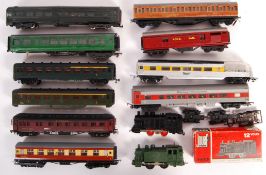 COLLECTION OF ASSORTED H0 / 00 GAUGE TRAINS AND CARRIAGES