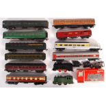 COLLECTION OF ASSORTED H0 / 00 GAUGE TRAINS AND CARRIAGES