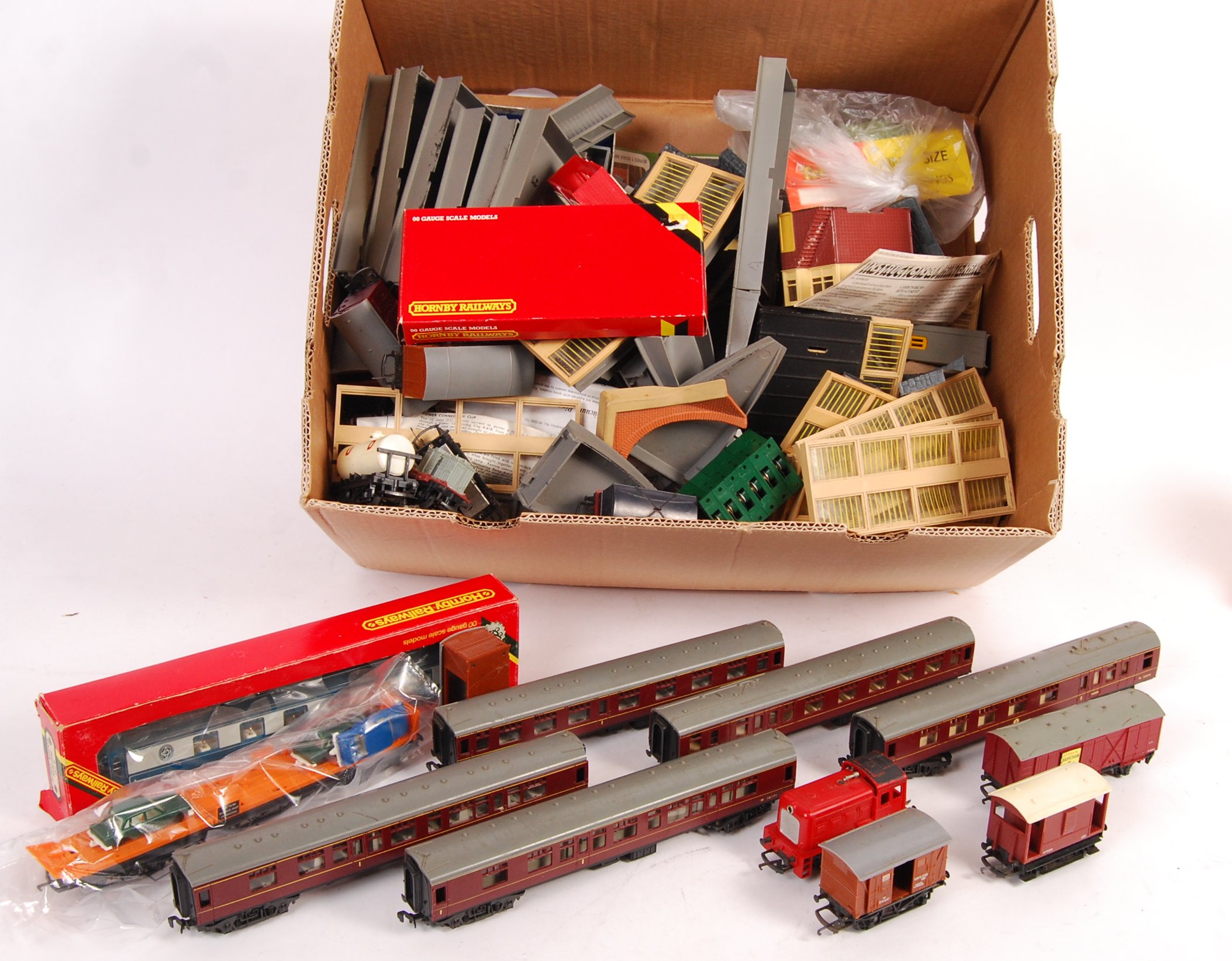 COLLECTION OF ASSORTED 00 GAUGE RAILWAY TRAINSET ITEMS