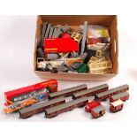 COLLECTION OF ASSORTED 00 GAUGE RAILWAY TRAINSET ITEMS