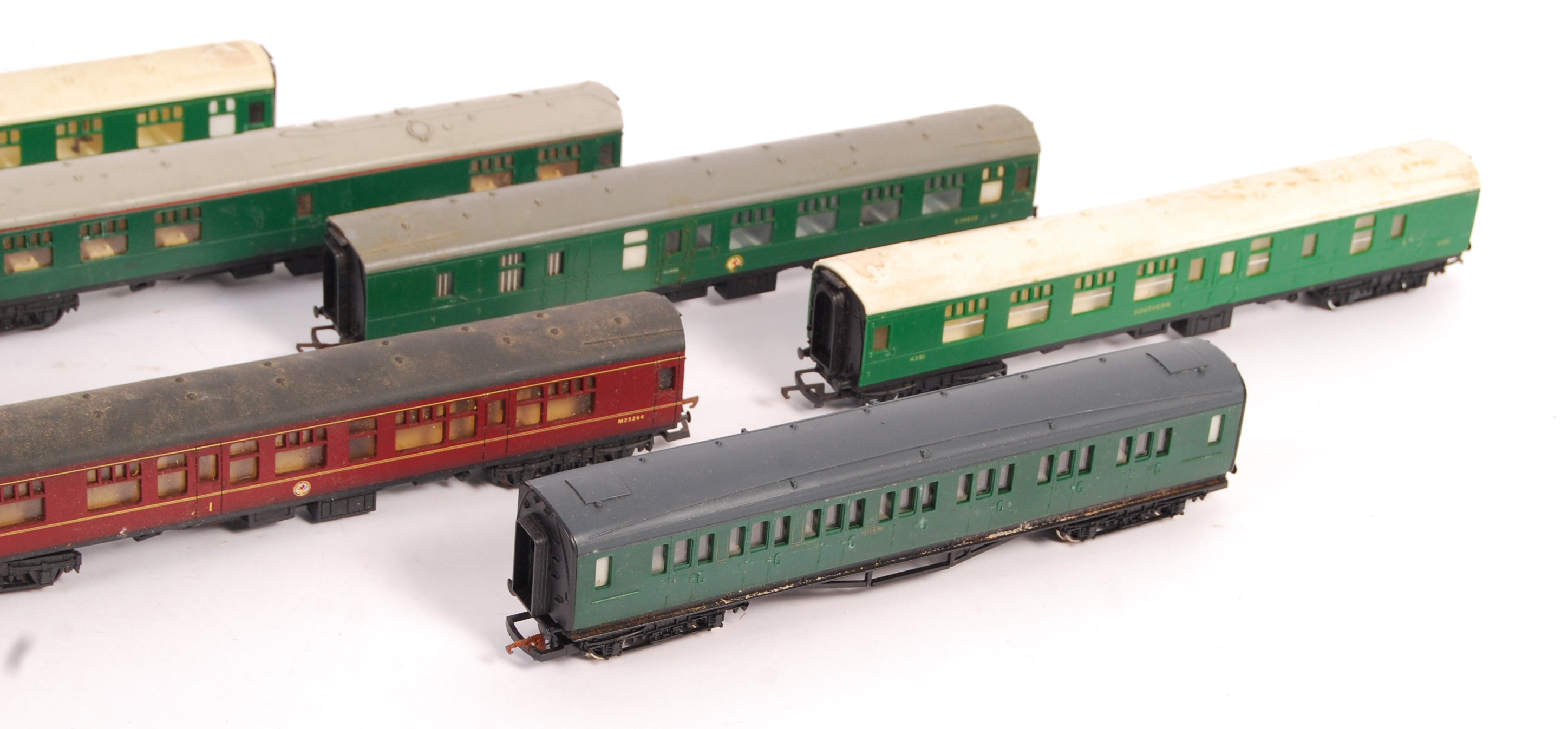 COLLECTION OF ASSORTED 00 GAUGE RAILWAY CARRIAGES - Image 4 of 4