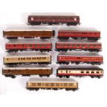 ASSORTED 00 GAUGE MODEL RAILWAY TRAINSET COACHES /